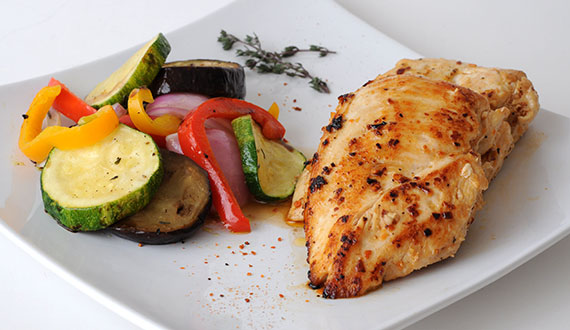 Filete de pollo con verduras salteadas